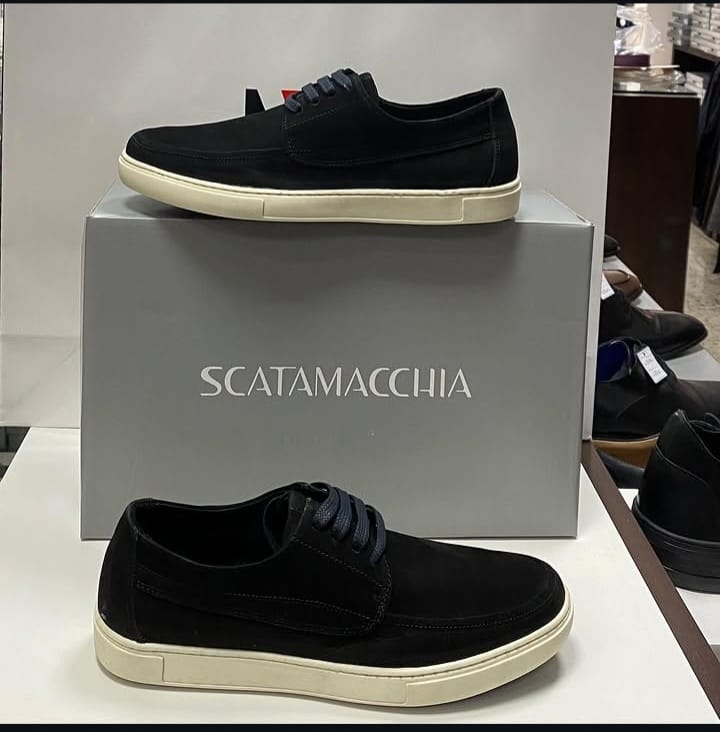 Calçado masculino preto em destaque na Via Men