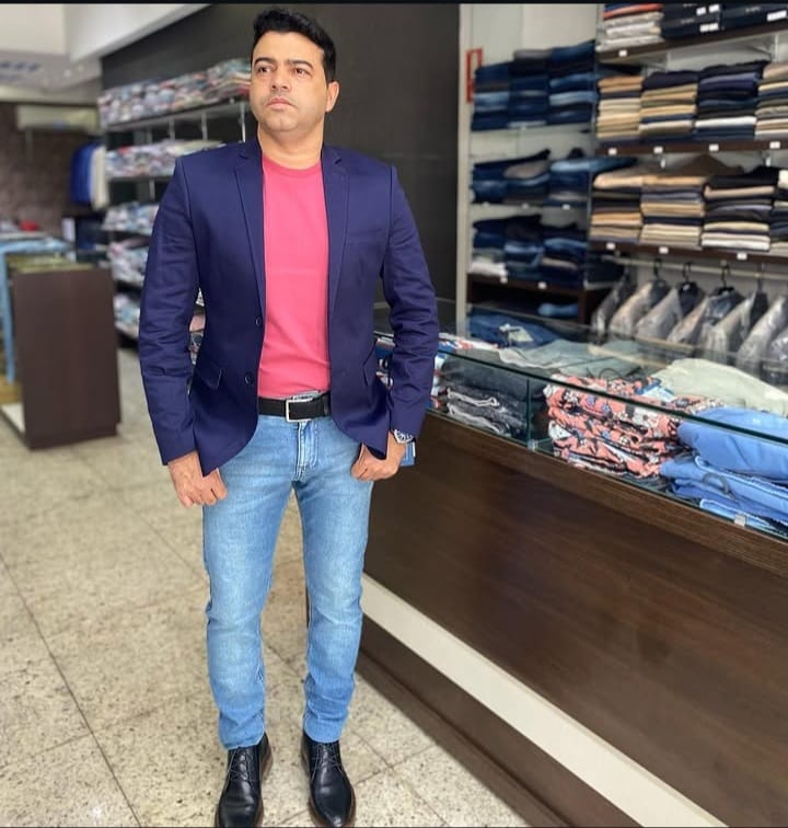 Look masculino Via Men com blazer azul, camiseta vermelha e jeans