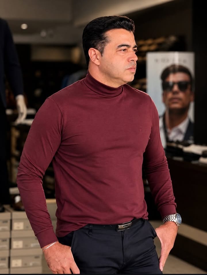 Look masculino Via Men com gola alta vinho e calça escura