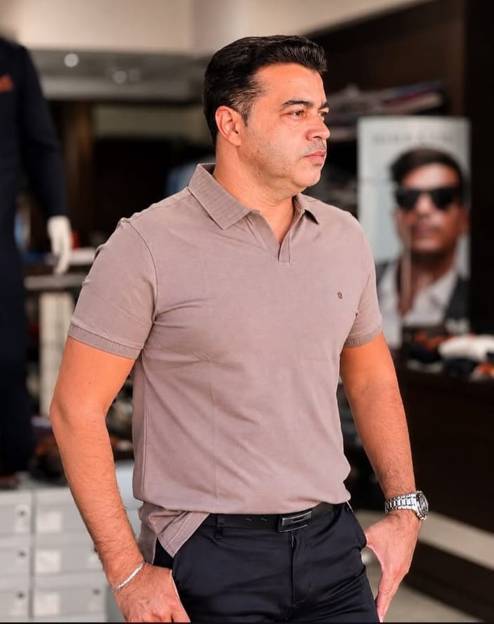 Look masculino Via Men com polo cinza e calça escura